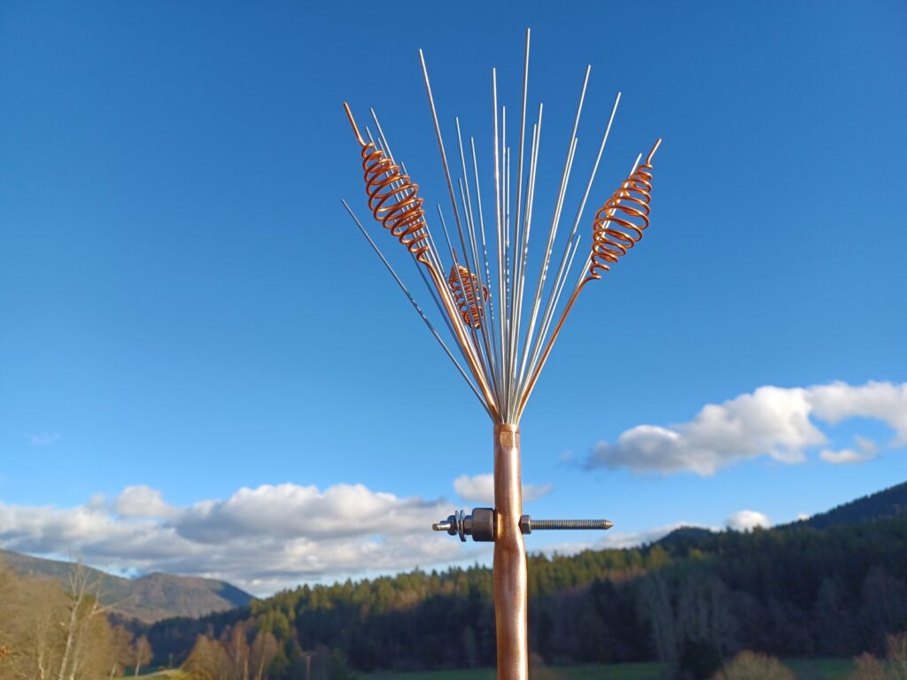 Koperen elektrocultuur-antenne in het veld